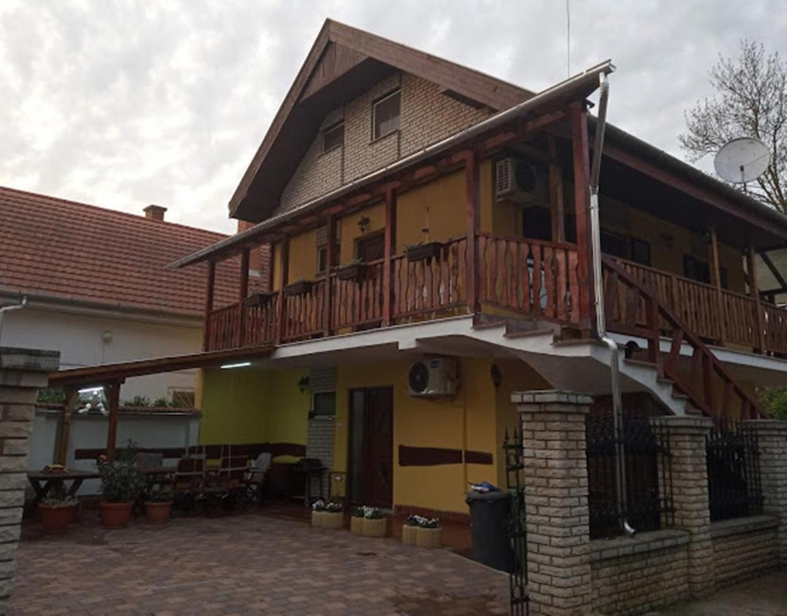 Bazsi Apartman Хайдусобосло Экстерьер фото